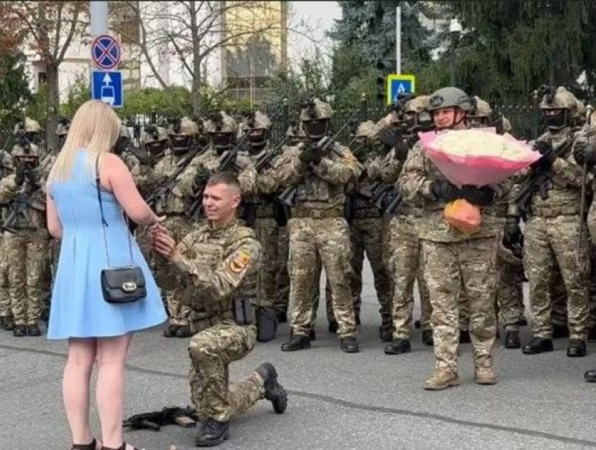 Перед парадом в Кишиневе военнослужащий сделал предложение девушке