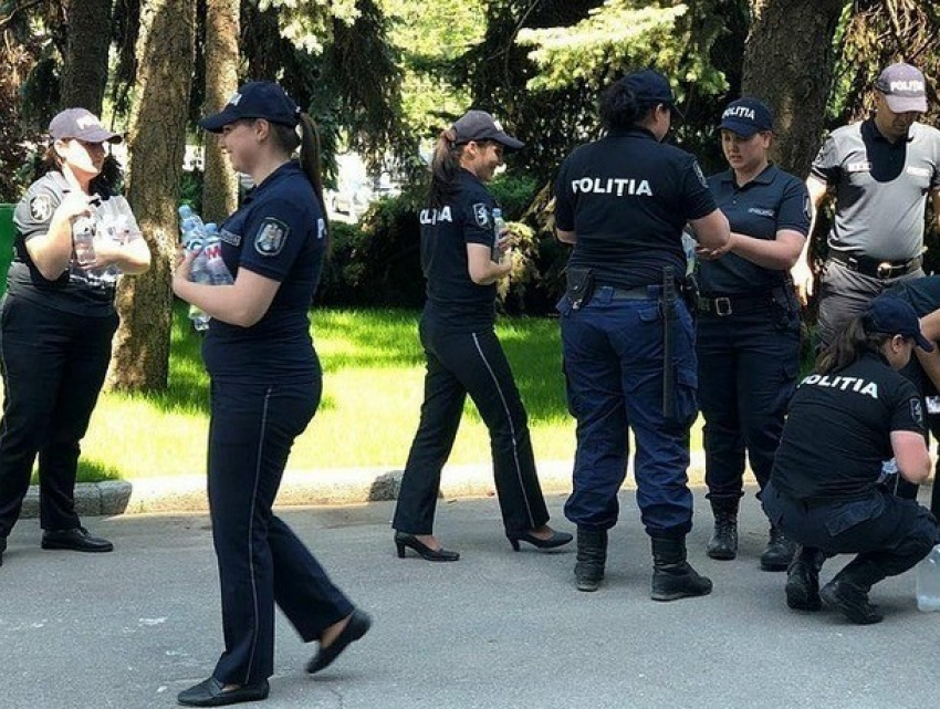 Протестующих автомобилистов охладили водой столичные полицейские