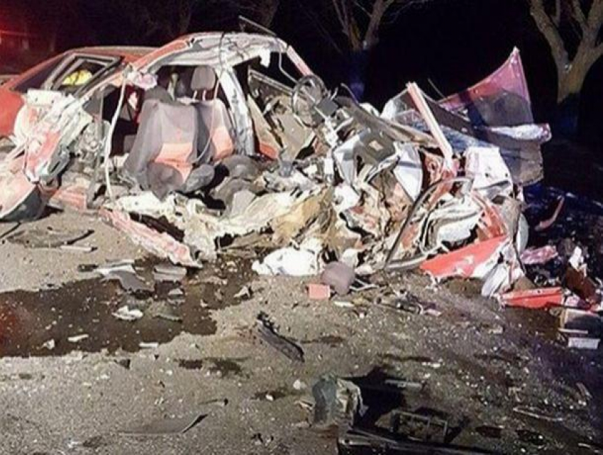 В Приднестровье в лобовом столкновении Audi и BMW погибла молодая девушка