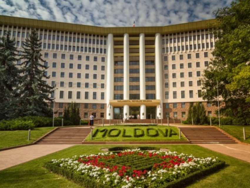 Сегодняшнее заседание парламента Молдовы началось с минуты молчания