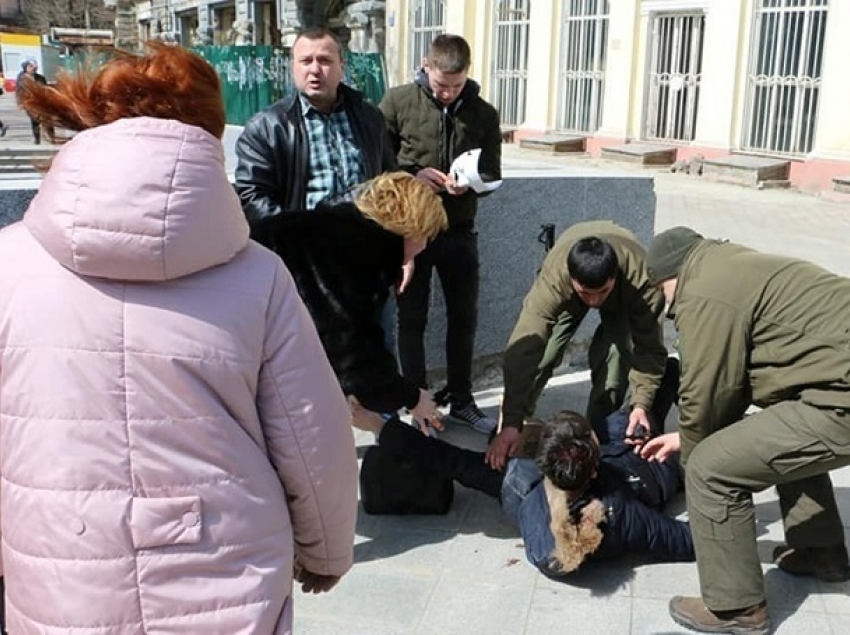 Зритель Юморины в Одессе попал в больницу после неожиданного падения на него фасада здания 