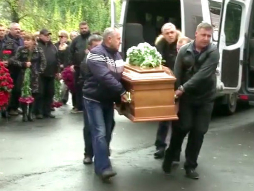 Чудом выжившие в авиакатастрофе члены экипажа пришли на похороны летчиков в Кишиневе