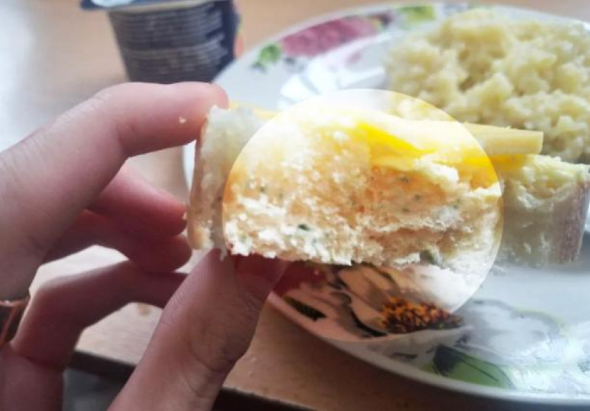 В лицее Кишинёва ученикам подали хлеб с плесенью: родители требуют реакции администрации