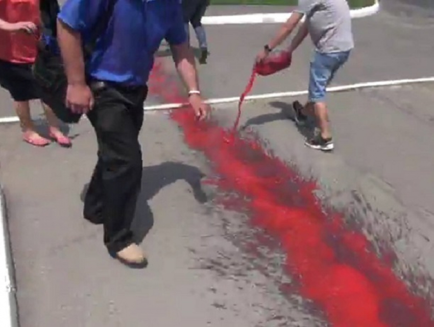 "Кровавую» акцию «АйсДебилыЧеллендж» унионистов у посольства России в Кишиневе сняли на видео