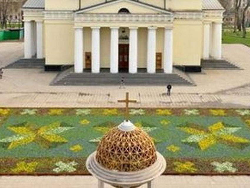 Скандальный цветочный ковер перед Кафедральным собором в Кишиневе уничтожили