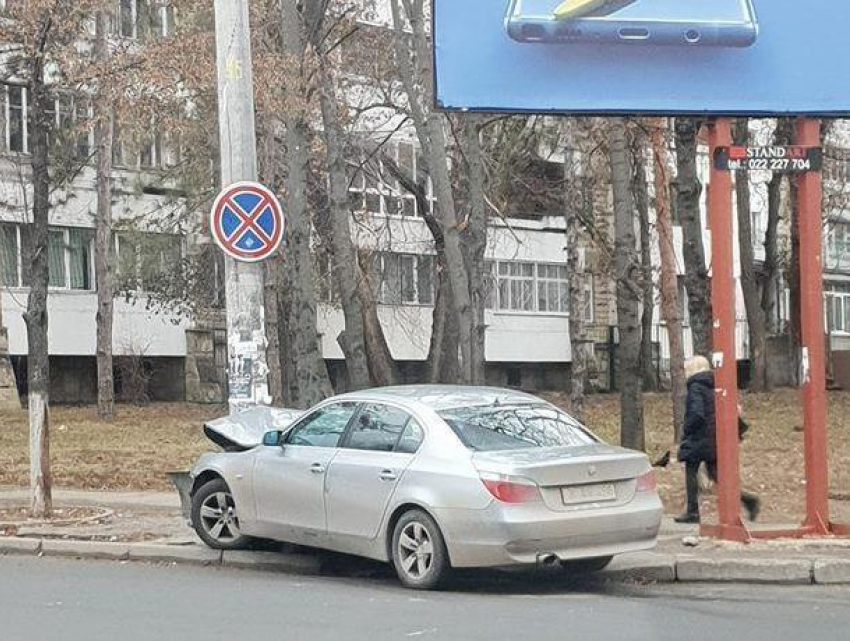 Опять BMW: в центре столицы автомобиль въехал в столб