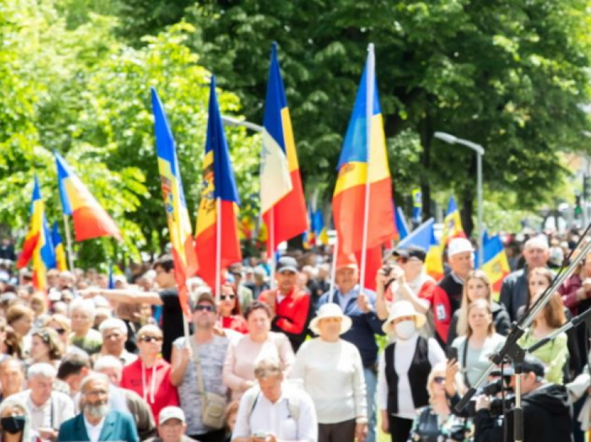 «Jos Sandu» - главный лозунг многотысячных протестов в центре Кишинева