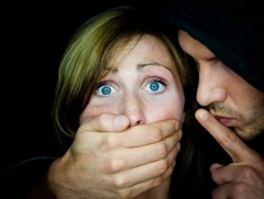 Изнасилование несовершеннолетней девушки с травмированием ее гениталий совершил мужчина в Яссах