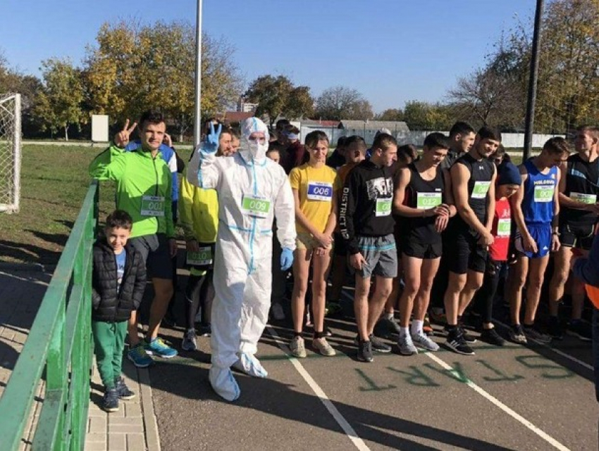 Молдавский врач пробежал пять километров в медицинской маске и защитном костюме