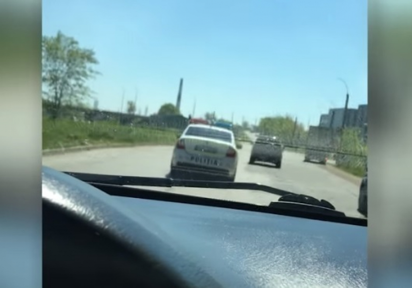 Машину полиции засняли в Кишиневе едущей на скорости более 100 км/ч