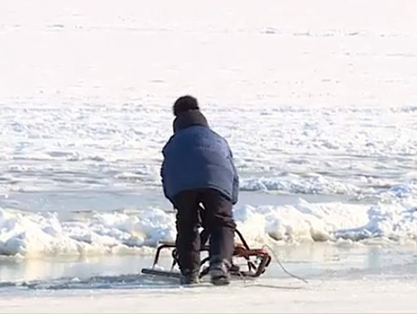 Удивительная беспечность родителей с детьми, прогуливающихся по тонкому льду, попала на видео в Кишиневе