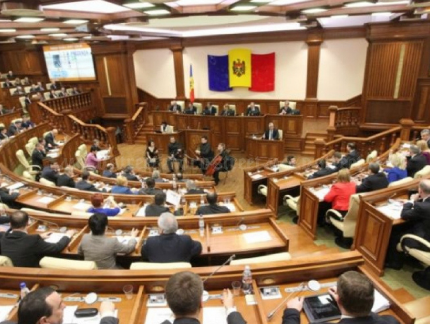 LIVE: Экстренное заседание парламента: в ближайшие часы может быть определено будущее страны