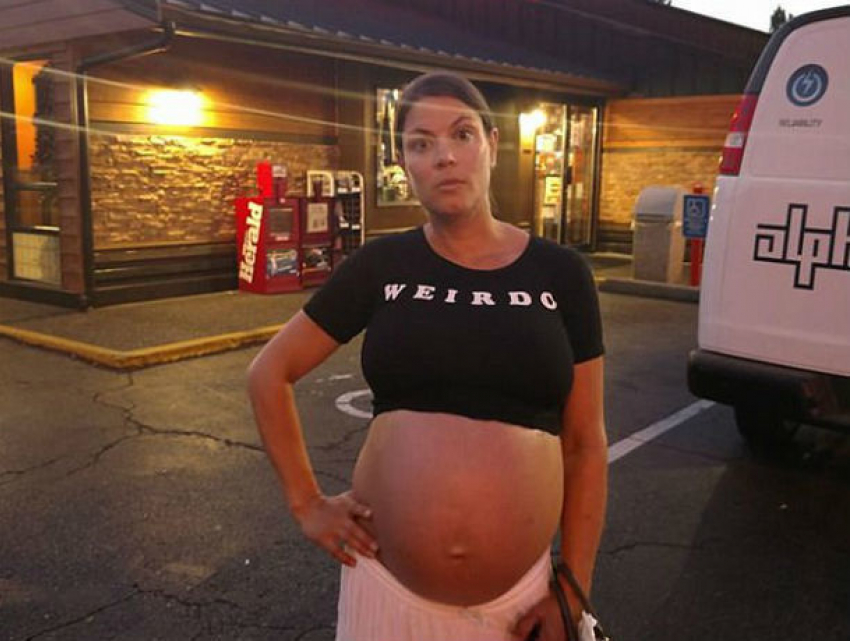 Беременную двойней женщину не впустили в кафе из-за голого живота