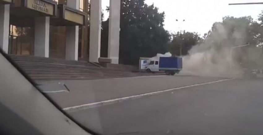 В панно у Дворца республики въехал грузовик