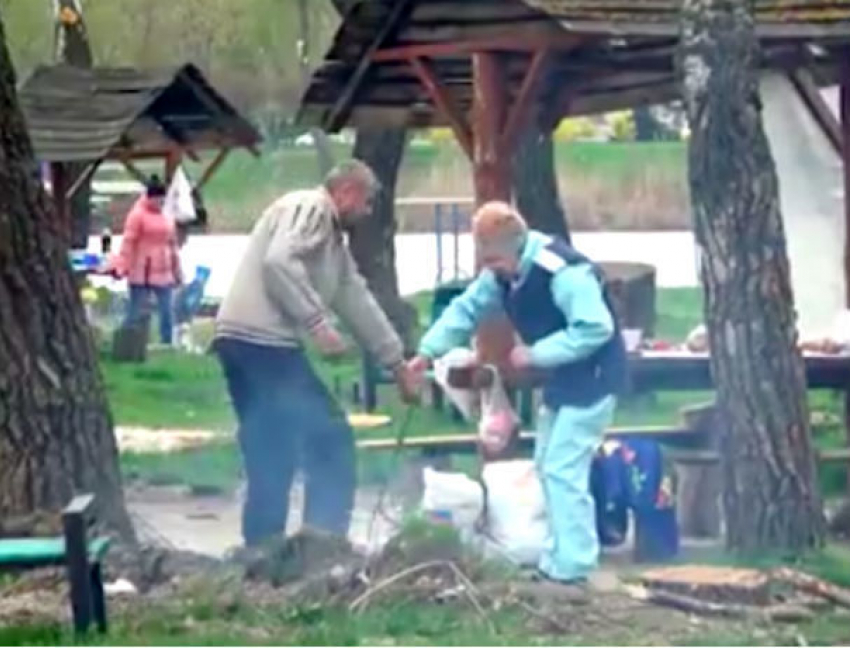 Вернувшиеся с кладбища жители Кишинева принялись жарить шашлыки в парках