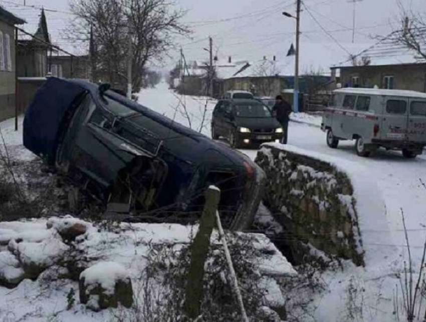 Мужчина погиб в перевернувшемся автомобиле в Тараклийском районе