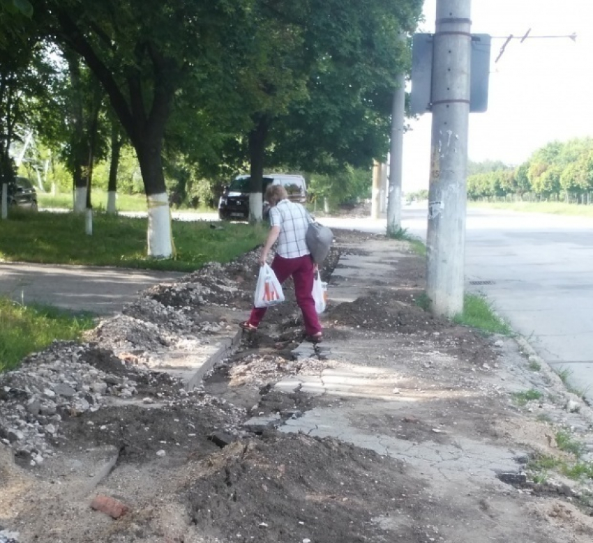 На Чеканах горе-работники не восстановили тротуар после монтажа кабеля