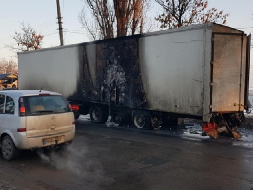 В Кишиневе в районе аэропорта загорелась фура