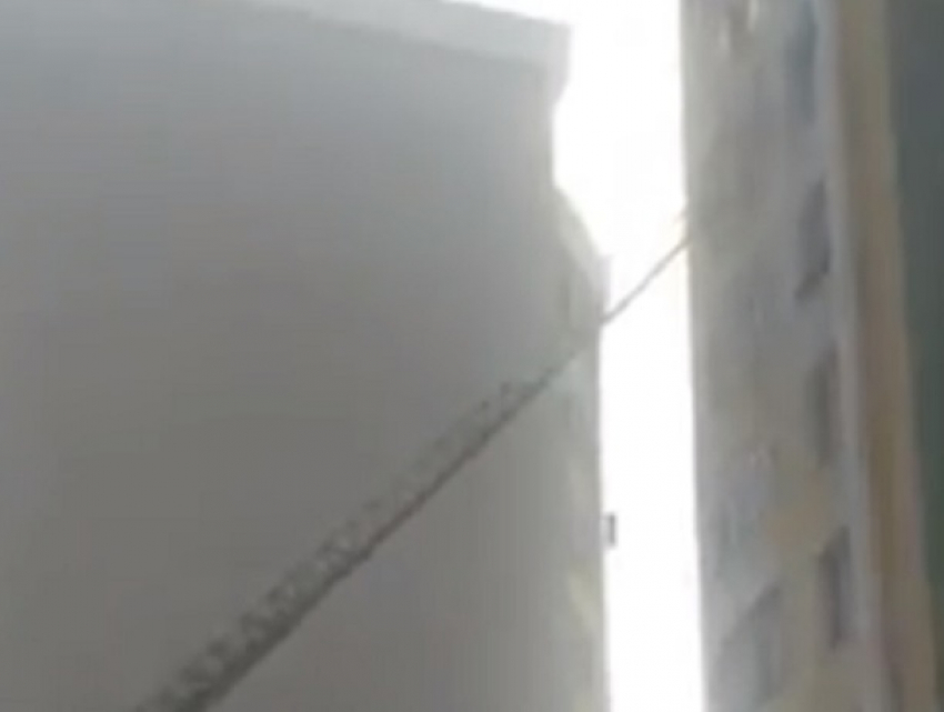 Пожар в многоэтажке Кишинева из-за множества книг на балконе попал на видео