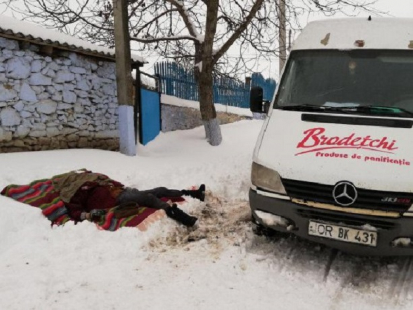 «Нелепая смерть»: в Резине женщина поскользнулась и упала под колеса продуктового фургона