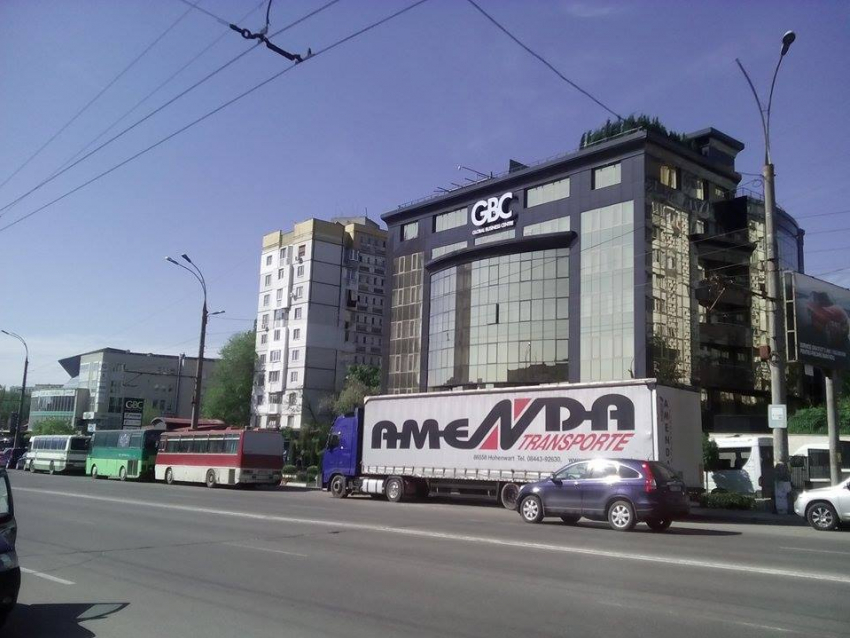 К офису Плахотнюка пригнали автобусы и фуру 