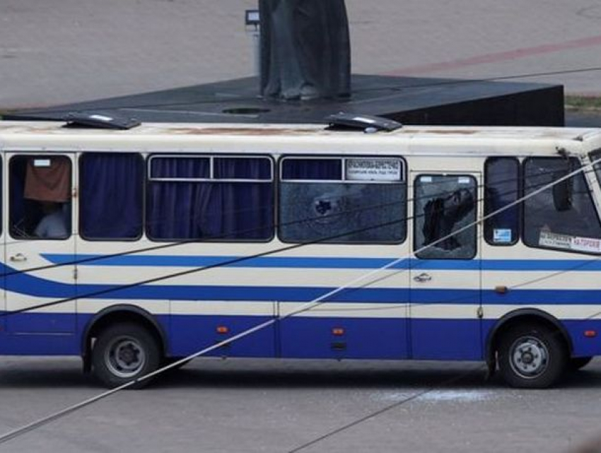 Пассажиры рейсового автобуса в Луцке уже десять часов остаются в заложниках 