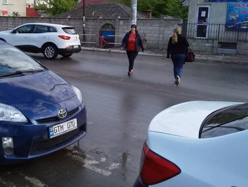 Женщин, с опасностью для жизни переходящих дорогу в Кишиневе, иронично назвали «героями нации» 
