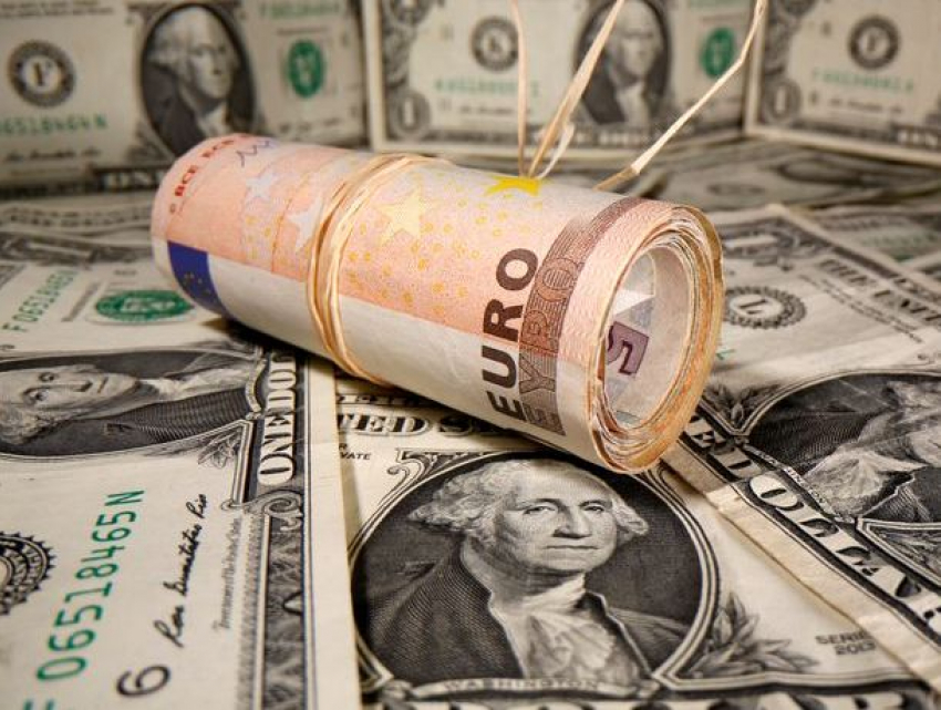 Новая неделя началась с роста курса евро и доллара по отношению к молдавскому лею
