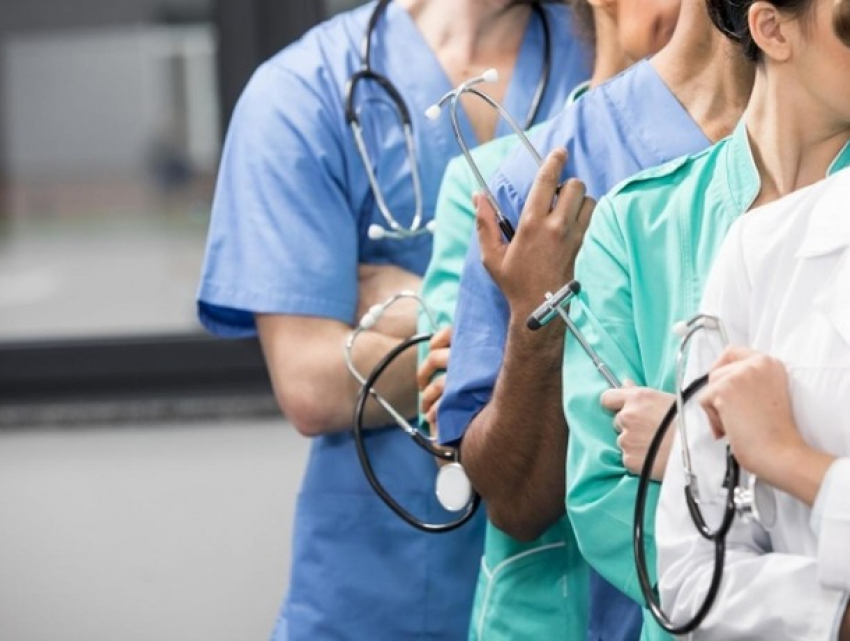 250 тысяч за работу в селе: власти стимулируют молодых врачей