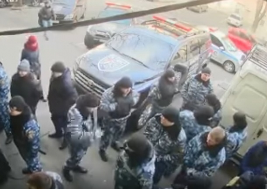Массовую драку охранников конкурирующих фирм в центре Одессы сняли на видео