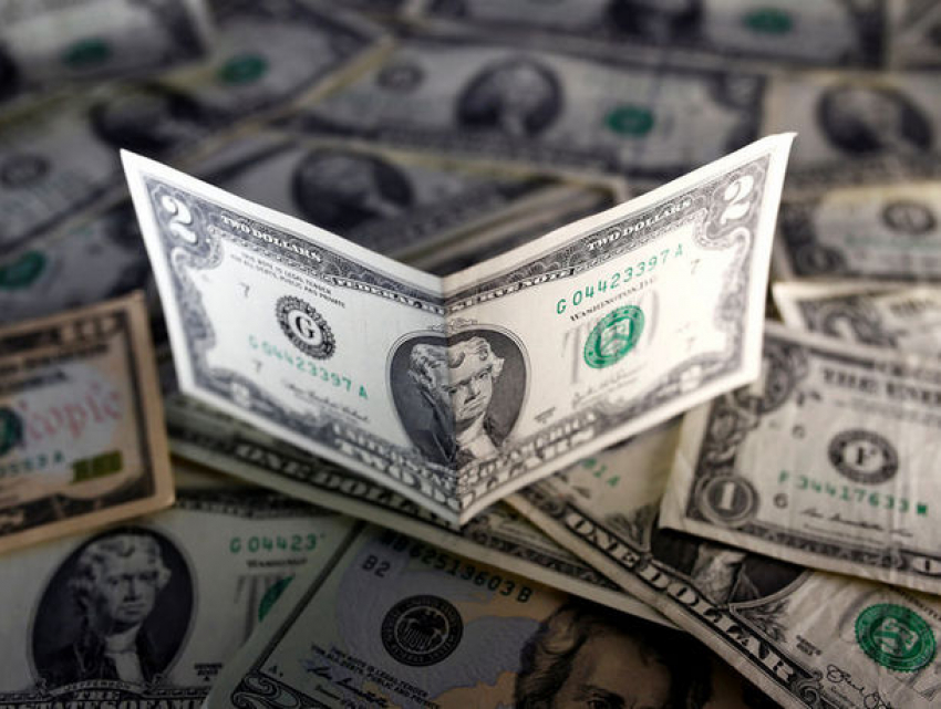 Доллар растет, евро падает: курсы валют на вторник