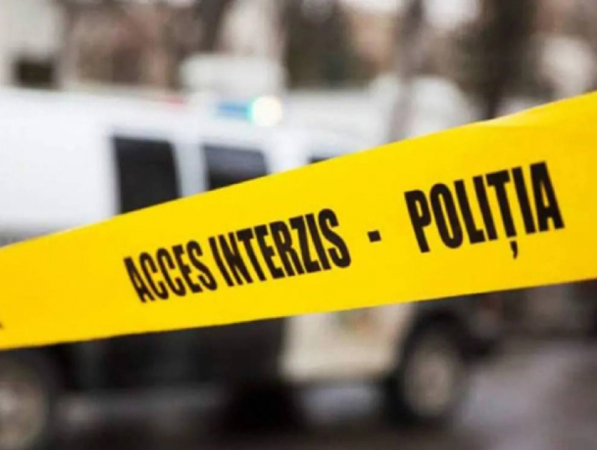 Убийство на почве ревности в Фалештах: мужчина избил свою жену и до смерти забил соседа