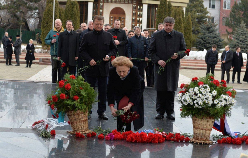 Партия социалистов возложила цветы на Мемориале «Вечность» в честь праздника 23 февраля