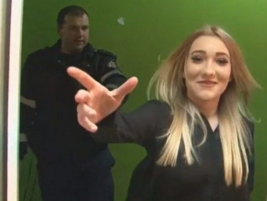 Задержанная блондинка бросалась на столичных полицейских и кусалась