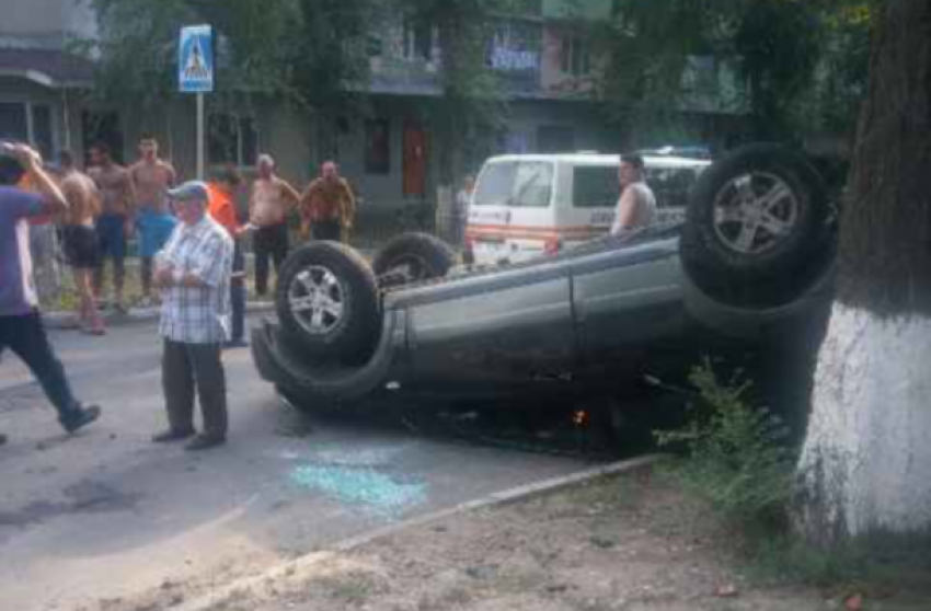 В Кишиневе перевернулся автомобиль, 4 человека в больнице