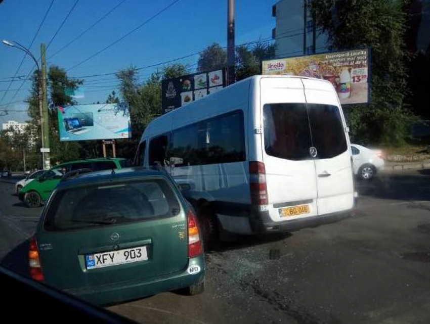 Жесткое столкновение легкового автомобиля и микроавтобуса произошло в  столице 
