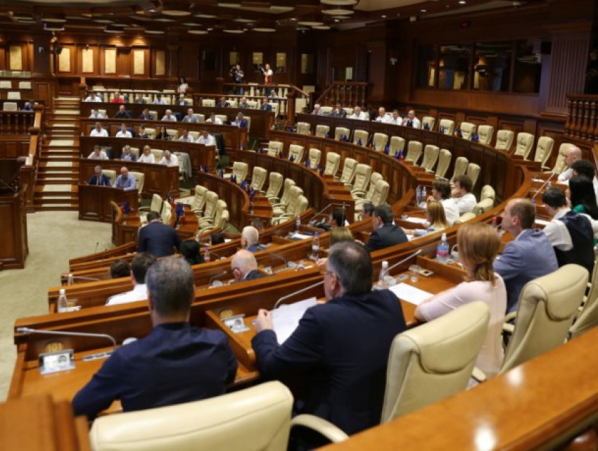 Депутаты-оппозиционеры поссорились из-за румынского законопроекта