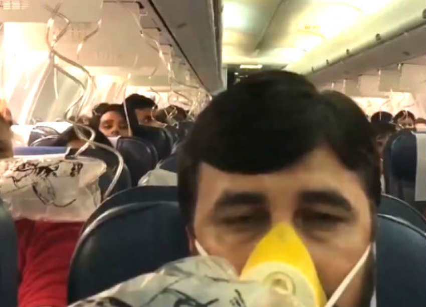 Кровь из носа и ушей полилась у запаниковавших пассажиров самолета
