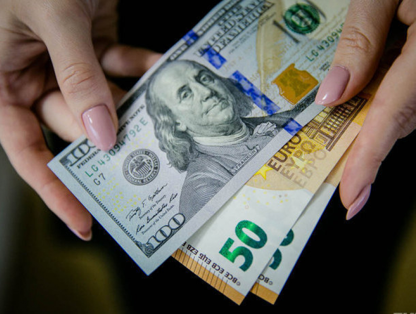 Евро и доллар продолжили падение по отношению к молдавскому лею