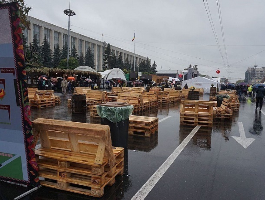 Дождливая погода помешала с размахом отпраздновать День вина в Кишиневе