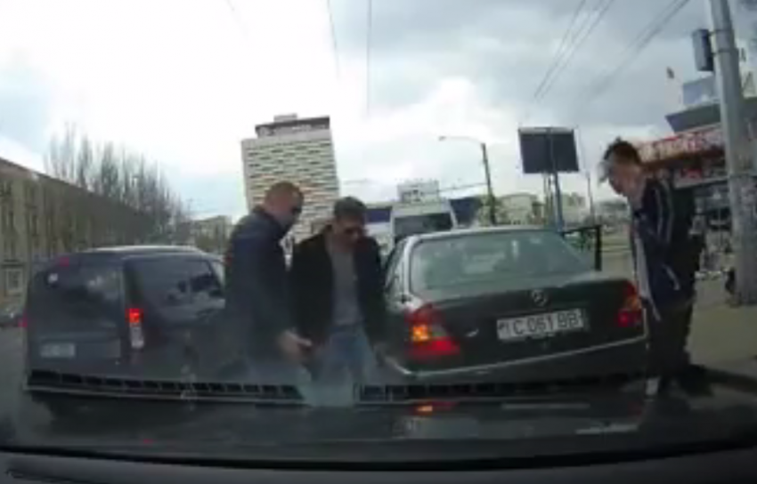 В Кишиневе орудуют автомобильные мошенники, намеренно провоцирующие аварии