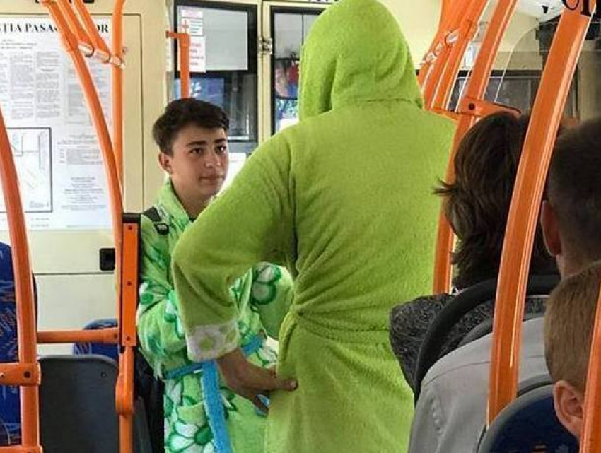 Парни в женских халатах удивили пассажиров кишиневского троллейбуса