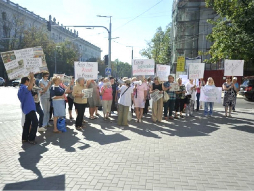 Акцию протеста у примэрии Кишинева устроили работники газетных киосков
