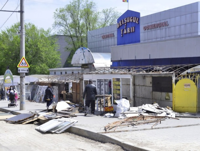 Десятки киосков демонтируют на столичной улице Крянгэ