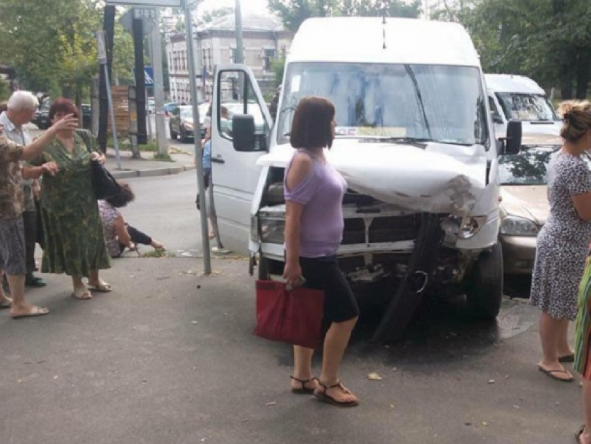 Маршрутка врезалась в автомобиль в центре Кишинева, пострадали люди