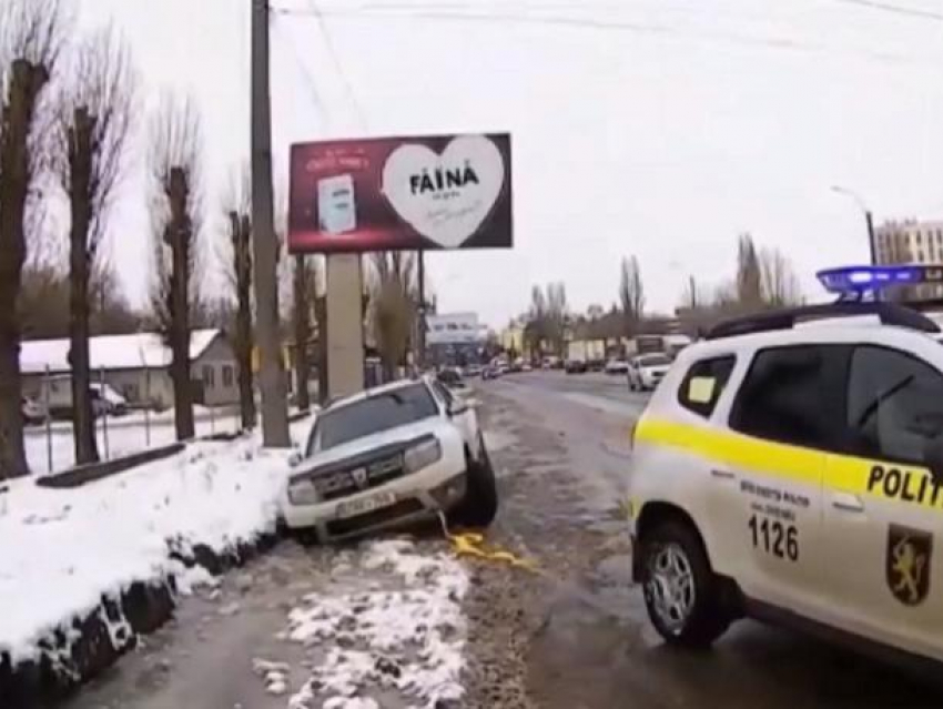 «Благородная полиция» - патрульные выручили из беды водителя, машина которого провалилась в глубокую яму