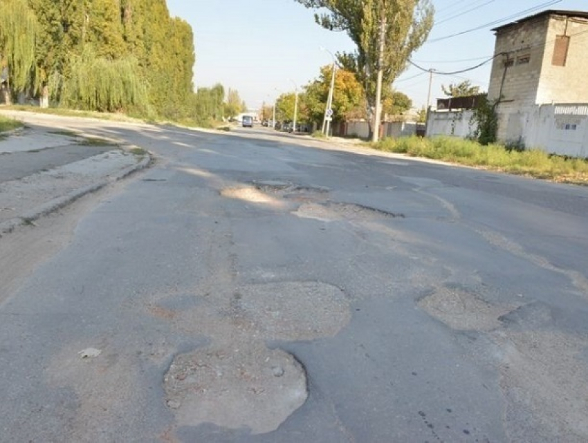 Самую разбитую улицу Кишинева начали ремонтировать