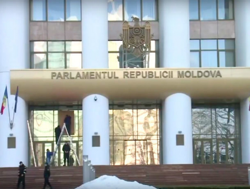 Мужчина атаковал здание парламента Молдовы бутылкой с зажигательной смесью