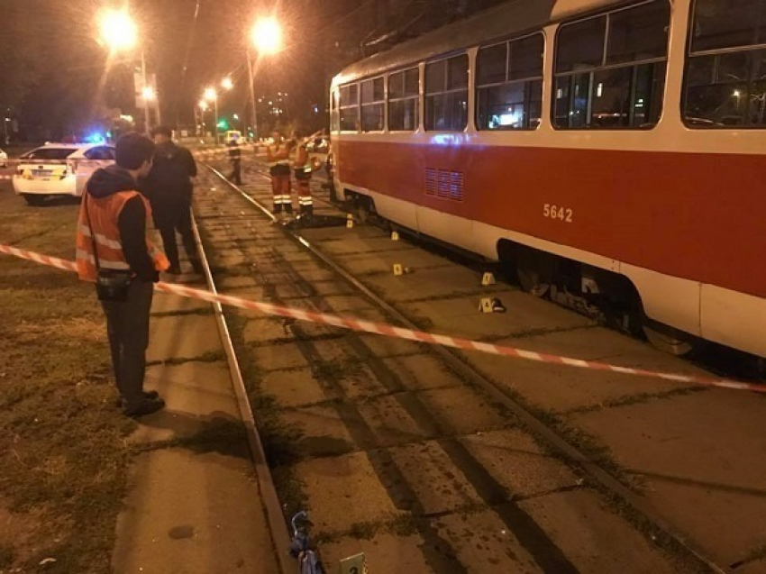 Жуткая трагедия: мать с ребенком погибли под колесами киевского трамвая, попавшего на видео