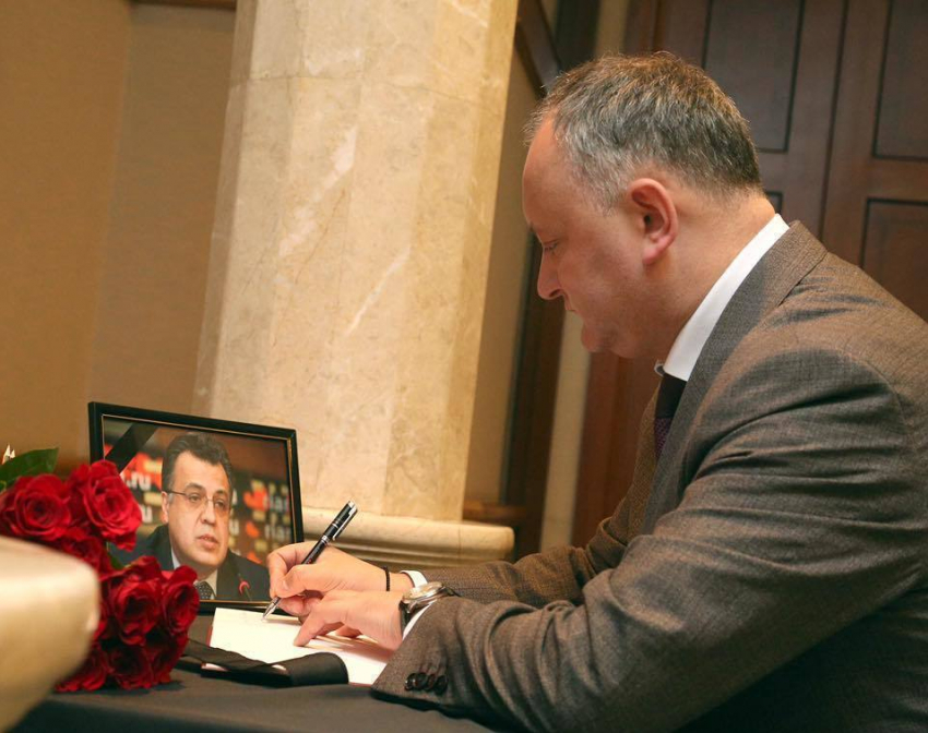 Игорь Додон оставил запись в книге соболезнований по поводу гибели российского посла в Анкаре 